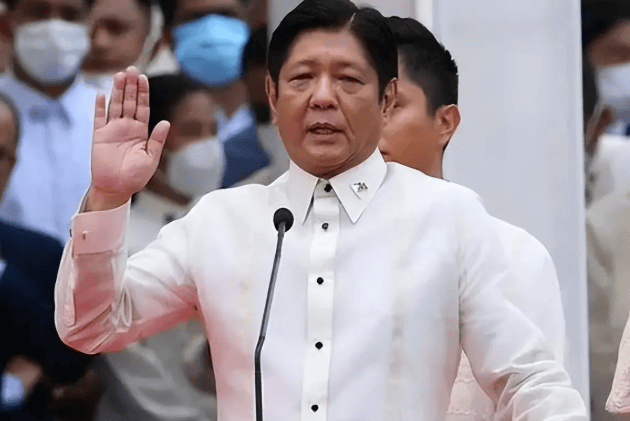 警报划破夜空,菲律宾人突然掏出枪,中国海警队队员高喊:谁怕死谁就输了