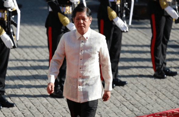 警报划破夜空,菲律宾人突然掏出枪,中国海警队队员高喊:谁怕死谁就输了