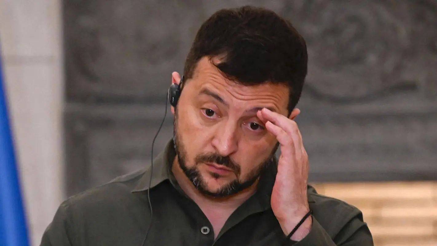 距俄罗斯仅仅5公里,就在俄军眼皮子底下,泽连斯基高调现身前线,对外释放信号非同寻常