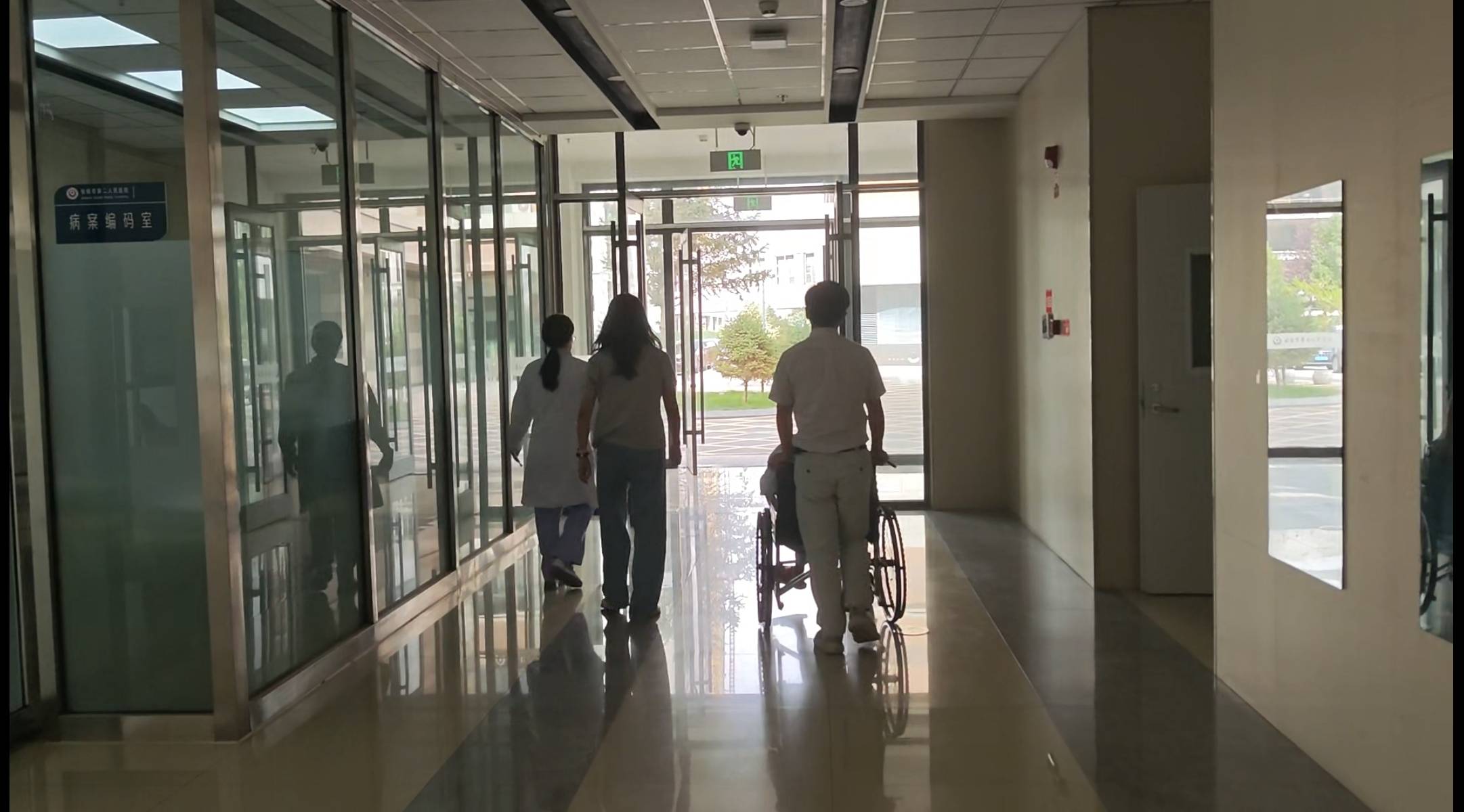 港大女博士放弃985回甘肃，研究县城“失败者”