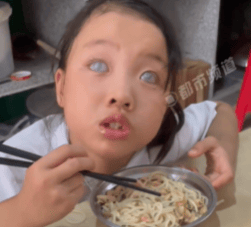 女孩2岁时基因突变双目失明 妈妈：产检时一切正常