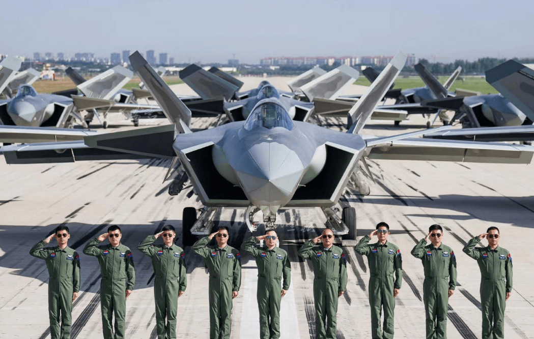 三国航母闯进南海,全部舰载机开上甲板,将在解放军面前摆拍?