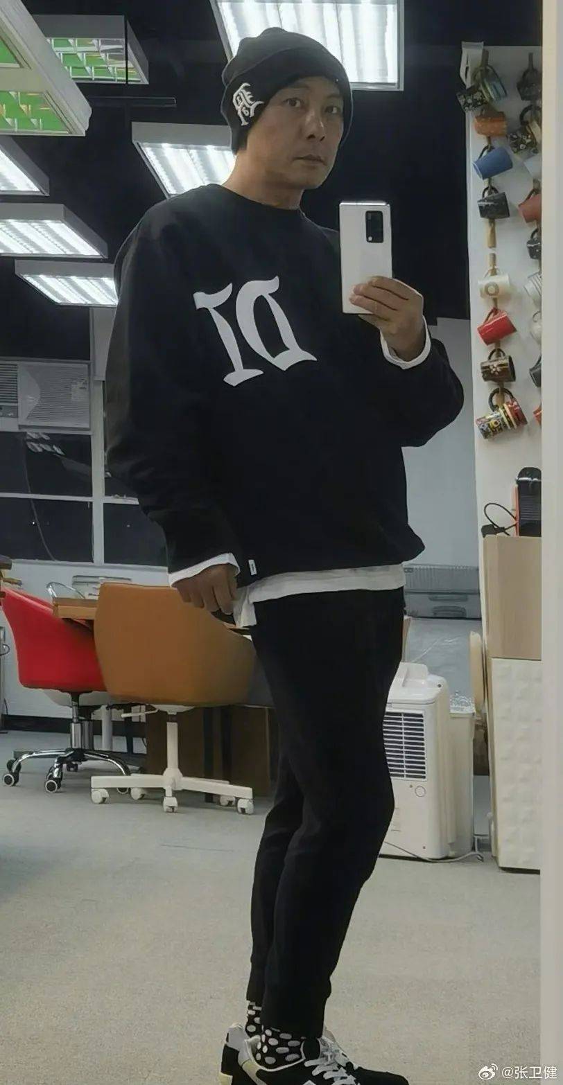 60岁张卫健在演唱会上掏出老年卡，求大家别欺负老人家