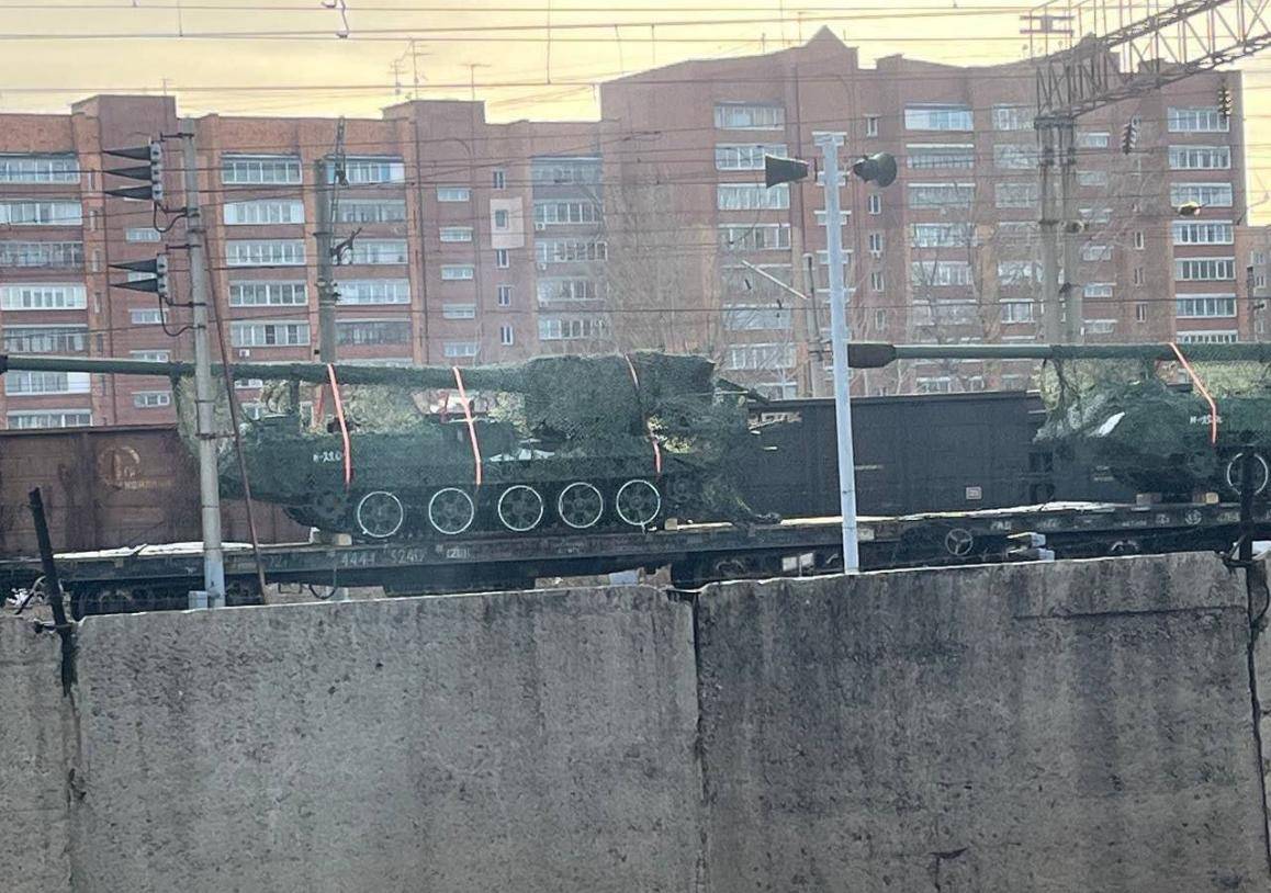 正面交战太呆板，俄军开窍了：1400公斤炸药轰炸，早就该打火车站