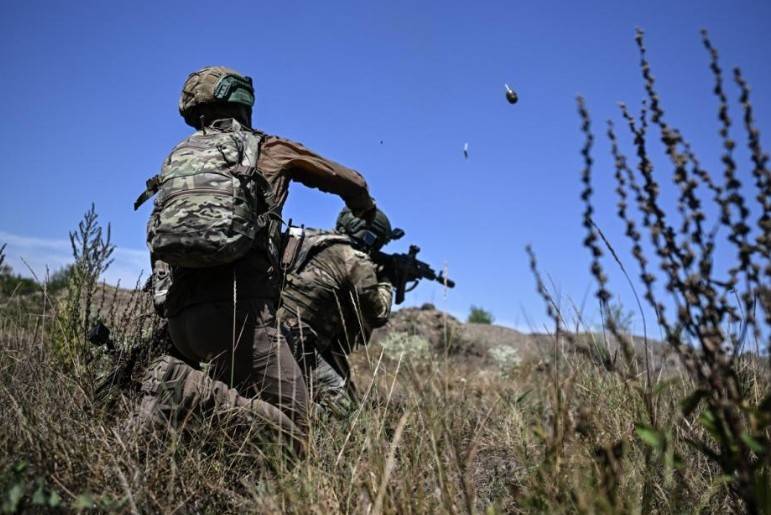 泽连斯基承认防线崩盘,俄军狂飙突进18公里,直插乌军后勤枢纽