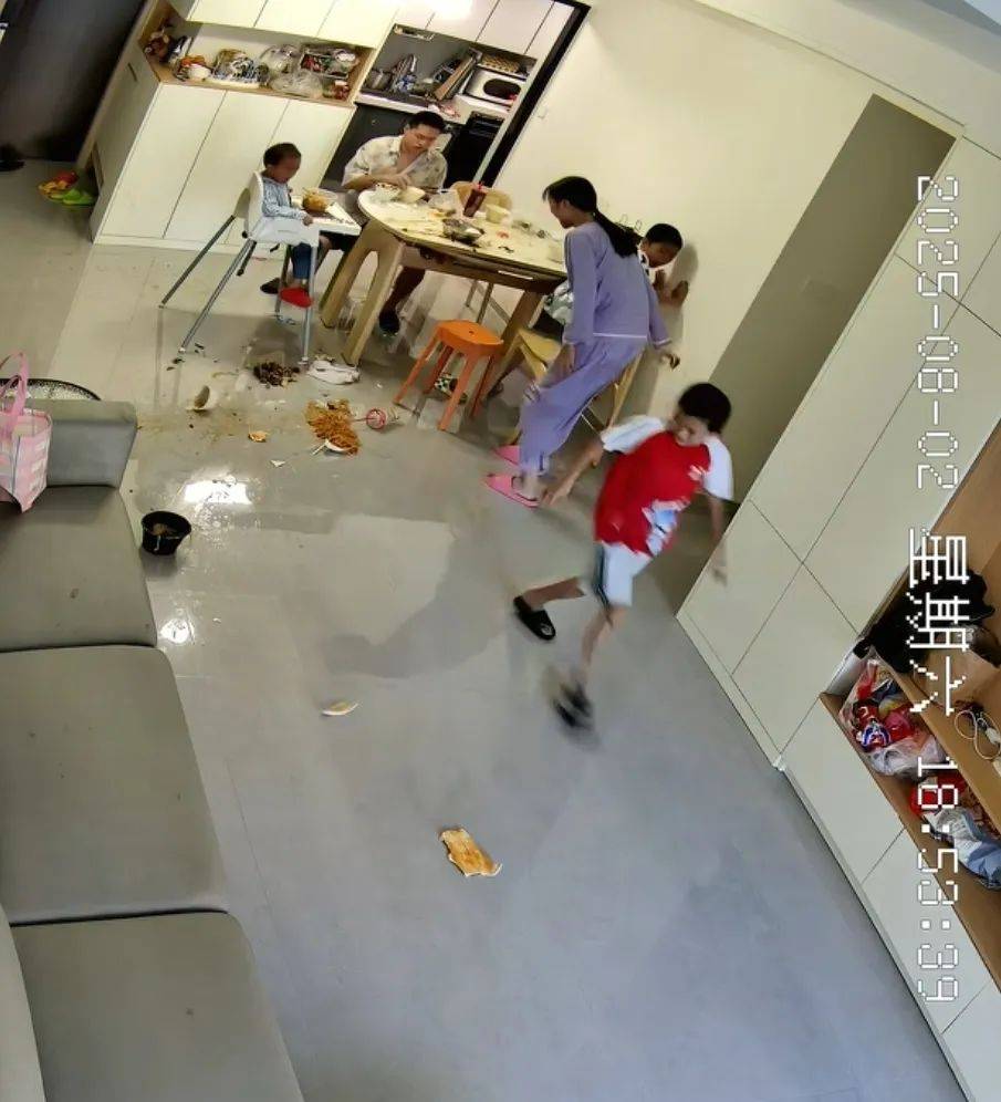 男子没吃到鸡蛋念叨致妻子崩溃摔碗！多地否认事发地，网友疑起号