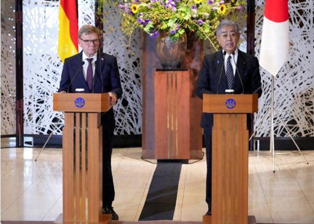 9.3大阅兵前，德外长跑到日本，逼中方连退3步，毛宁8字给其定性