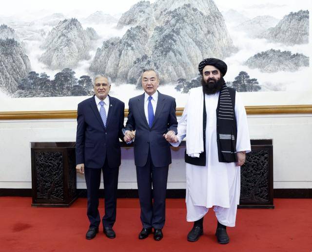 塔利班明确表态,他们绝不听命于美国,中国出手,这2国都安心了