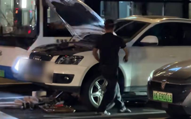 上海警方:王某(男,40岁)、邹某某(男,43岁)被处罚!事发闹市区,这一幕太离谱…