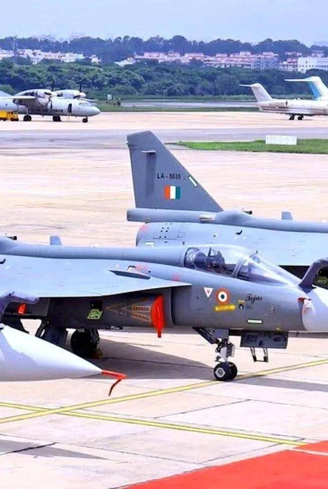 笑到停不下来！印度的“光辉”战斗机交付：8架中竟6台没装发动机，这什么神操作？