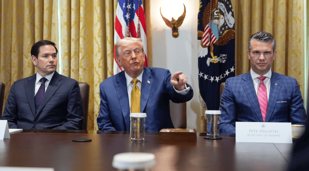 特朗普内阁会议时长超《泰坦尼克号》：3小时“夸声一片”，有的电视直播都不耐烦了