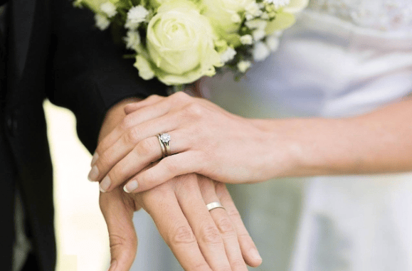 无接亲、无伴娘伴郎、无司仪!95后花4万元办三无婚礼