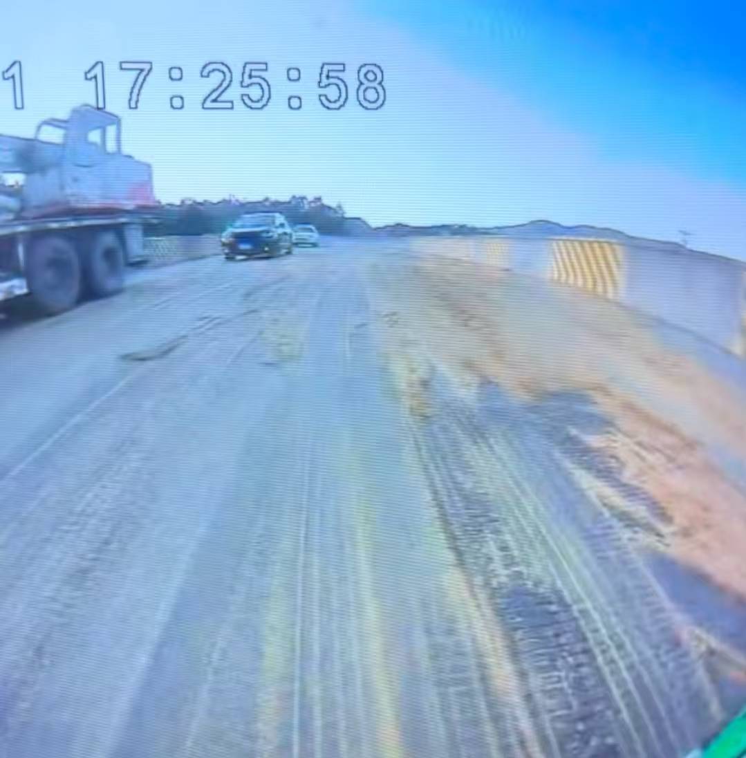 “经过的无一幸免!”多名车主在汕头一高速口附近遇黄色污物,洗车店主:店都臭了