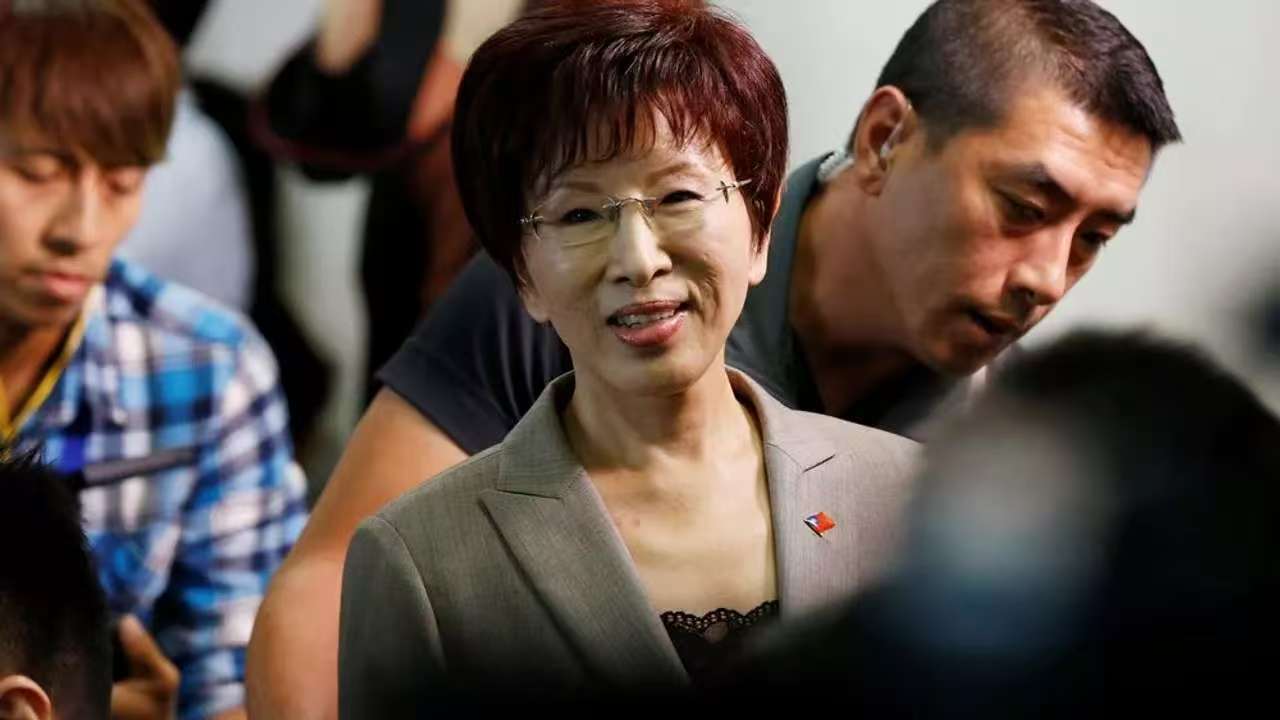 洪秀柱亮相北京,特殊站位有说法,不惧台当局威胁,民进党气急败坏!