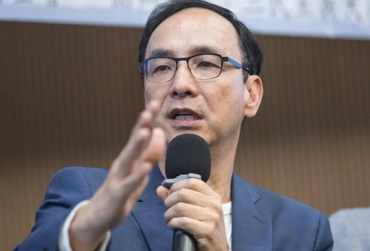 洪秀柱亮相北京,特殊站位有说法,不惧台当局威胁,民进党气急败坏!