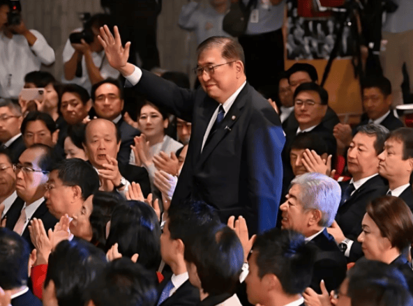 日本前首相顶住国内压力,出席九三阅兵