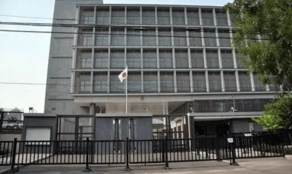 日本前首相顶住国内压力,出席九三阅兵