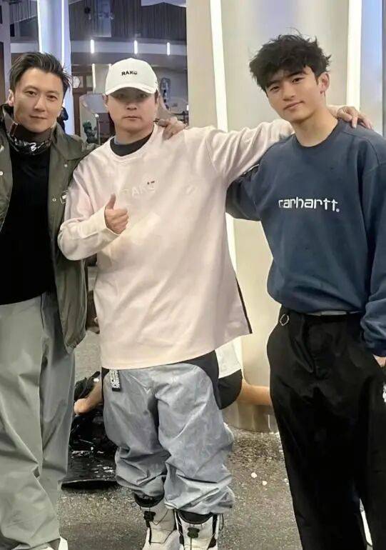 考古|89岁谢贤现身依旧时髦!与小49岁女友分手后开搞事业,疑已交代后事的他太潇洒