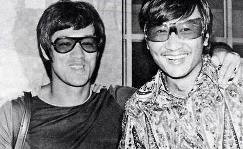 考古|89岁谢贤现身依旧时髦!与小49岁女友分手后开搞事业,疑已交代后事的他太潇洒