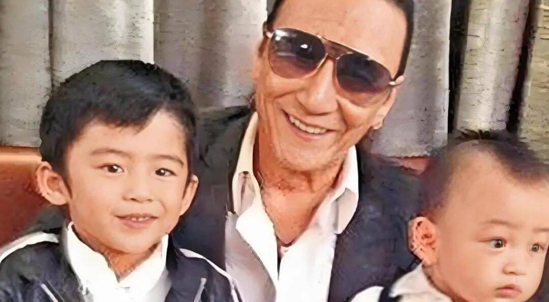 考古|89岁谢贤现身依旧时髦!与小49岁女友分手后开搞事业,疑已交代后事的他太潇洒