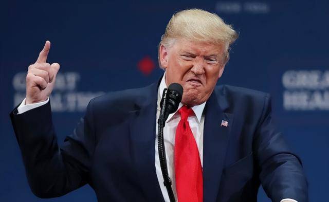 特朗普1小时“骂”遍全球,称中国资助战争,马克龙当场“回怼”