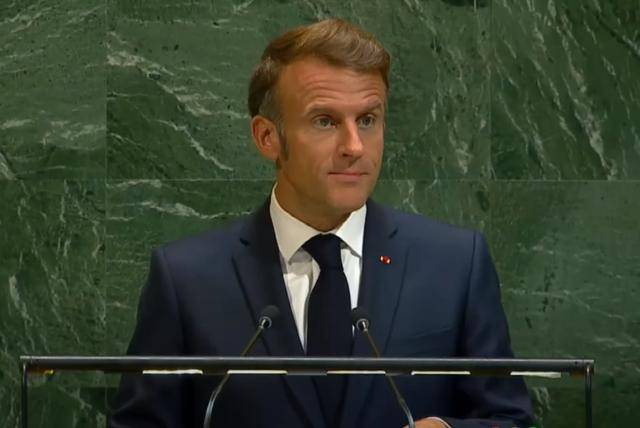 特朗普1小时“骂”遍全球,称中国资助战争,马克龙当场“回怼”