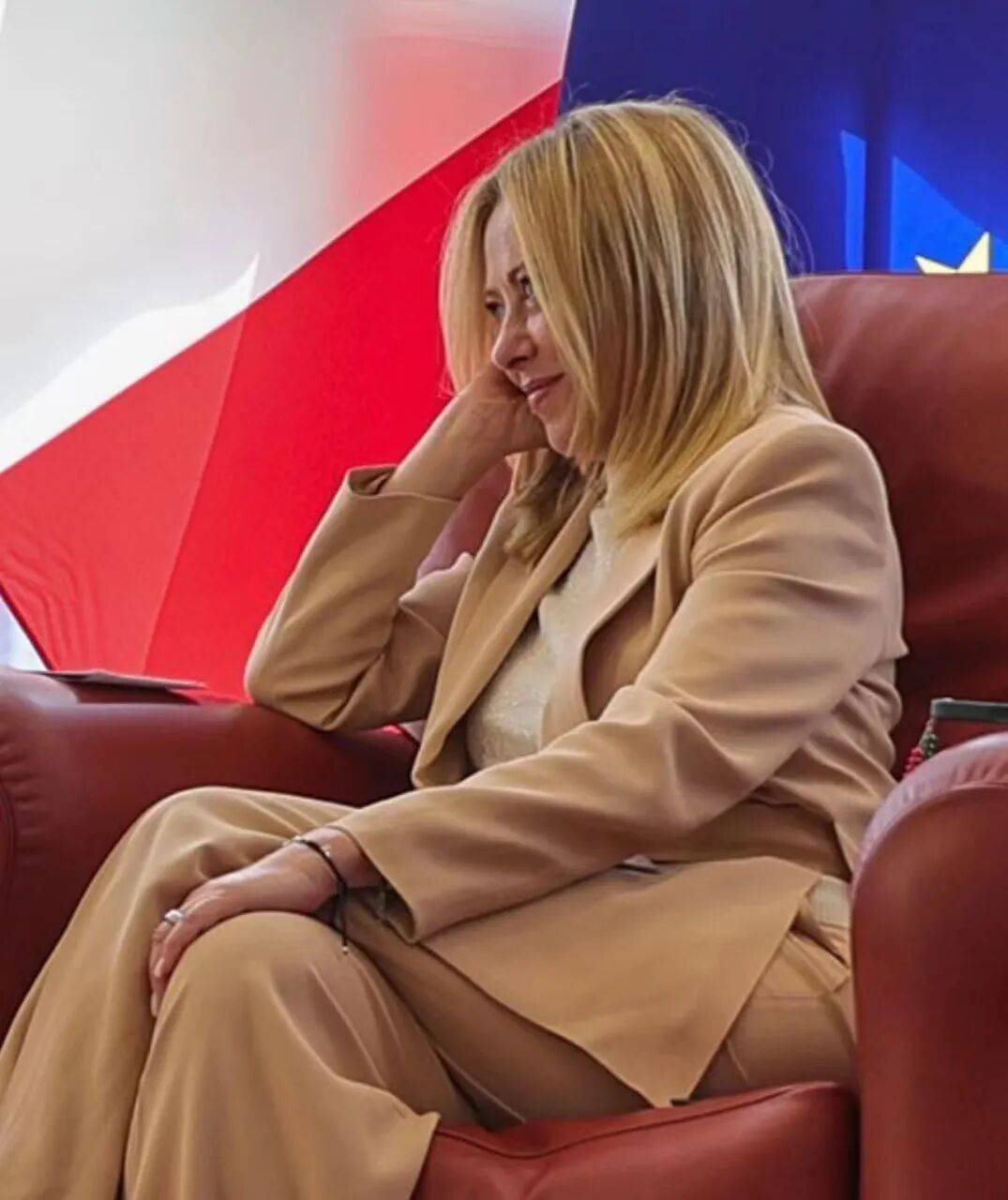 美国迎来一位最特殊客人,世界哭笑不得