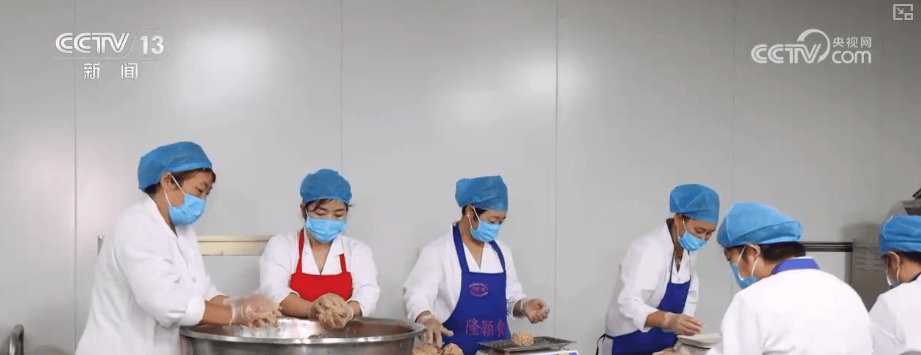 特色月饼玩转“跨界”创新 给节日消费添“新”意激活经济“新”热力