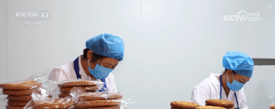 特色月饼玩转“跨界”创新 给节日消费添“新”意激活经济“新”热力