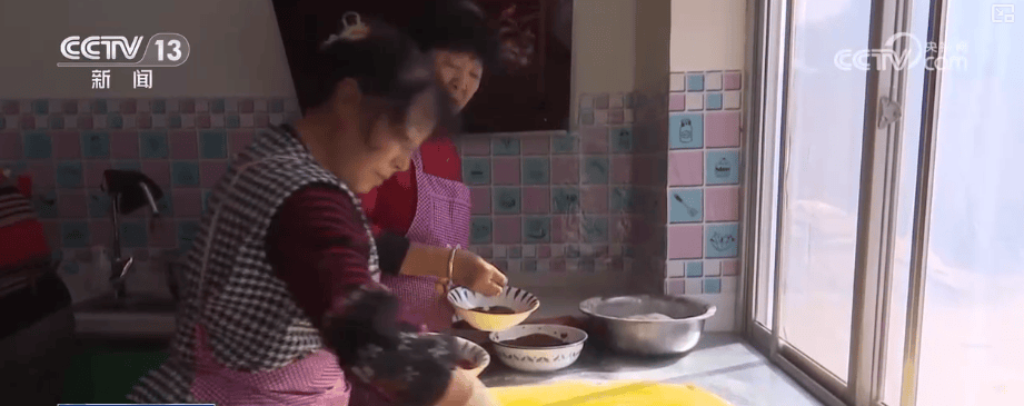 特色月饼玩转“跨界”创新 给节日消费添“新”意激活经济“新”热力