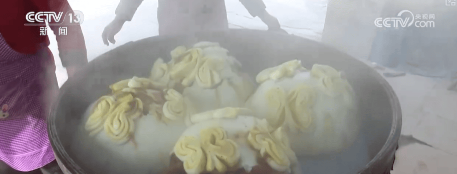 特色月饼玩转“跨界”创新 给节日消费添“新”意激活经济“新”热力