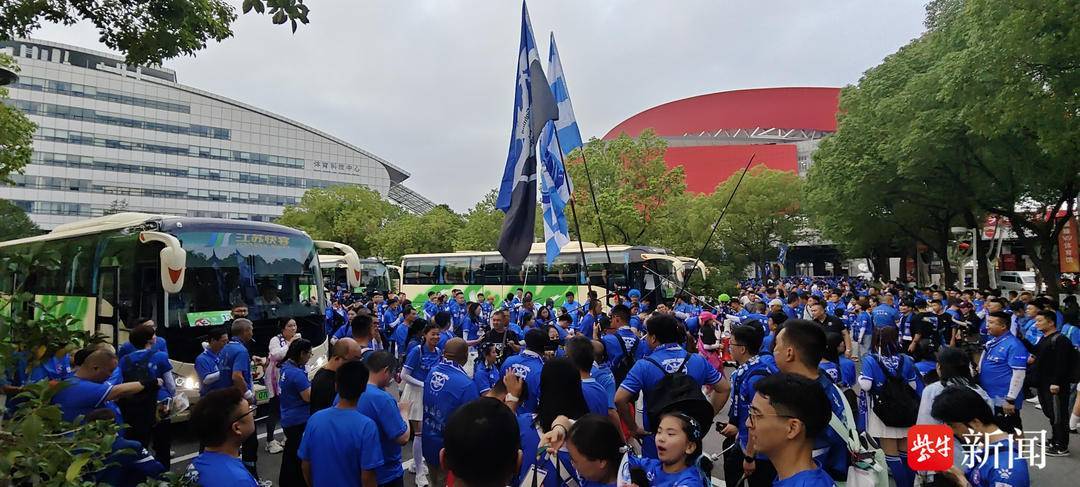 南京长客集团17辆大巴护送连云港球迷往返南京南站至奥体中心