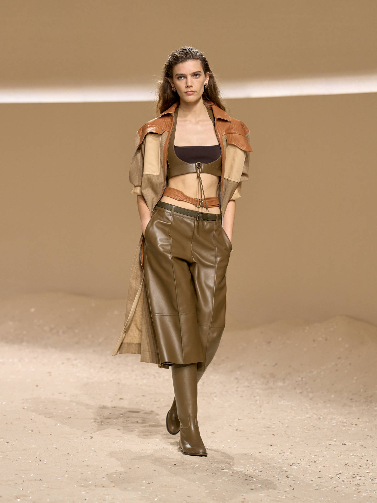 爱马仕秀场变沙滩，丝巾变上衣、亮色包袋注入新活力！