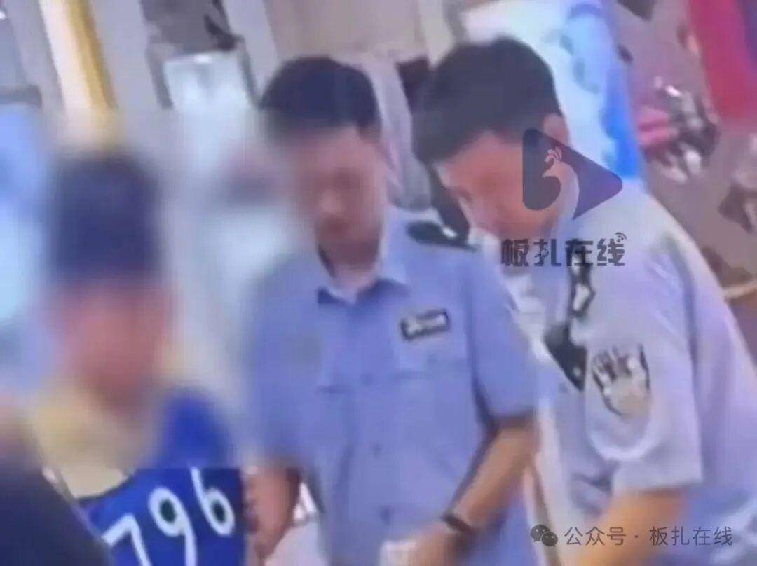 黔南一珠宝店960克黄金被盗 警方24小时破案,押解嫌疑人到店指认