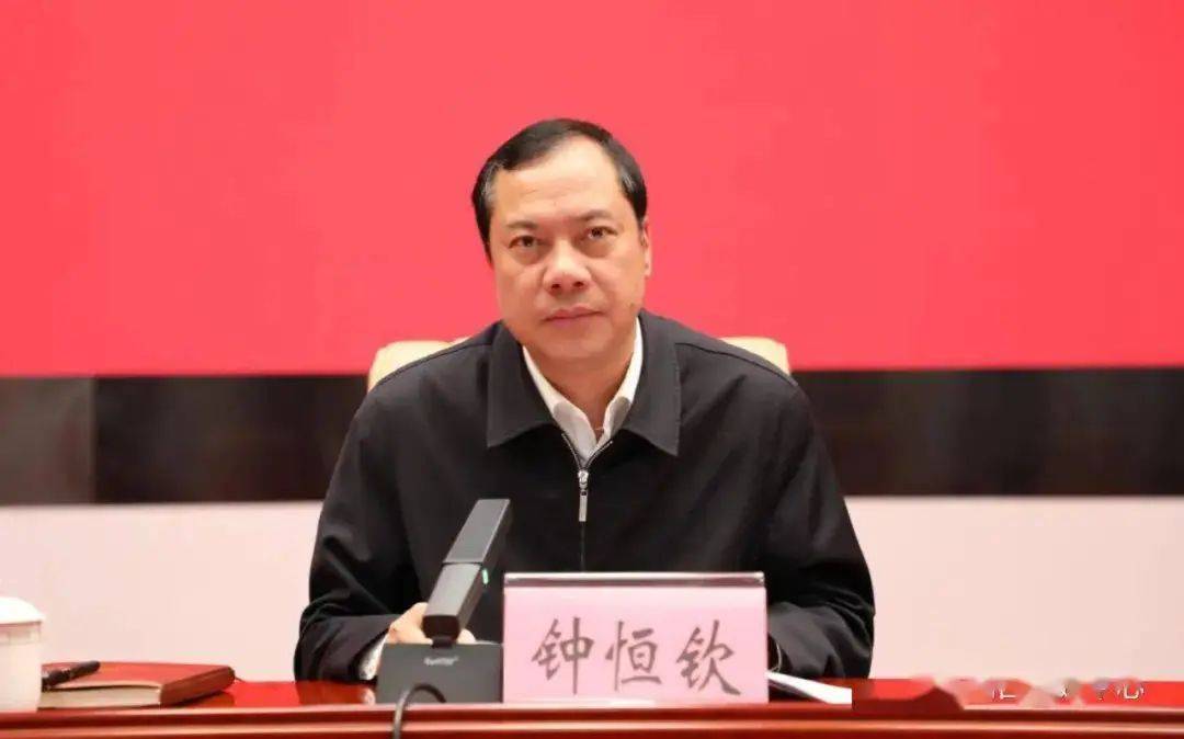 当过县长、县委书记、常务副市长等职，钟恒钦搞权色、钱色交易，处心积虑收钱敛财