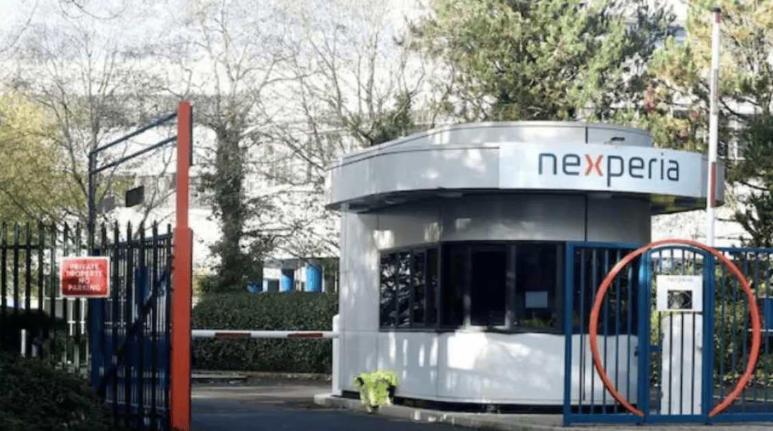 美国把刀架在脖子上了,这样干就是去送死