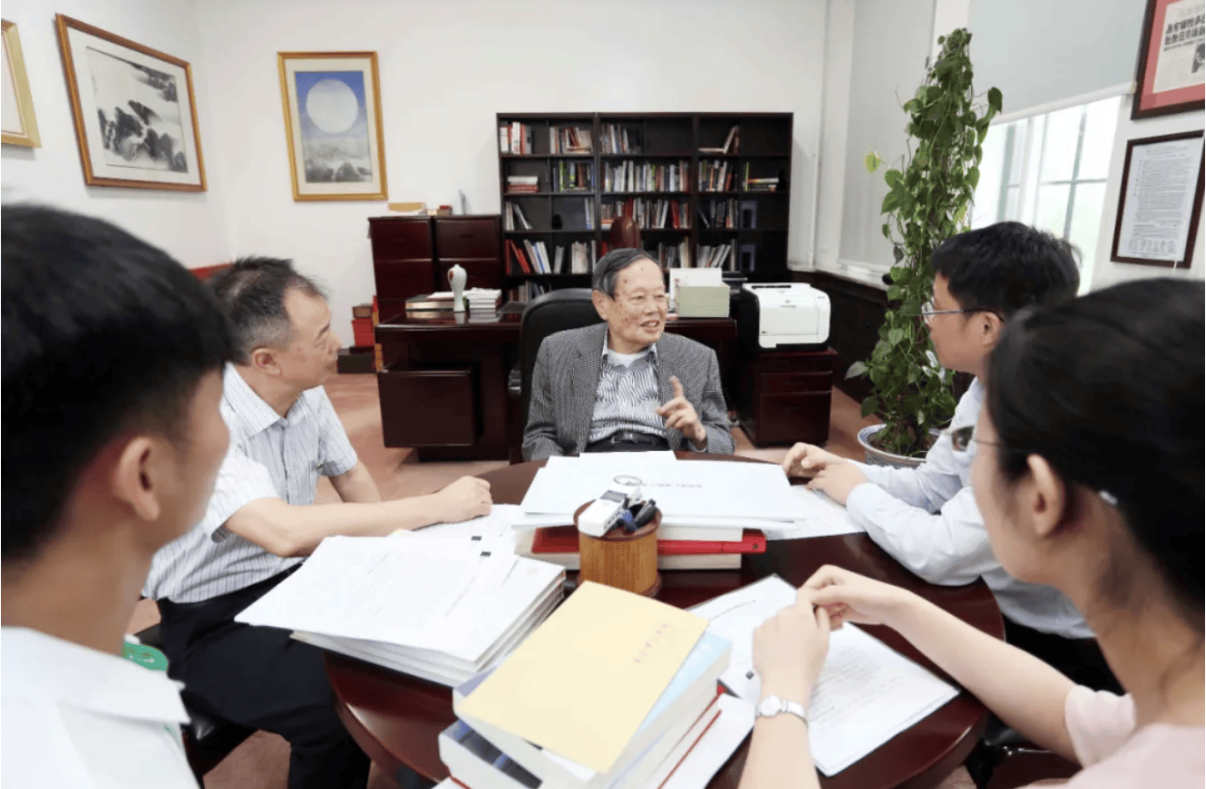 杨振宁为什么连续32年担任东莞理工学院名誉校长?