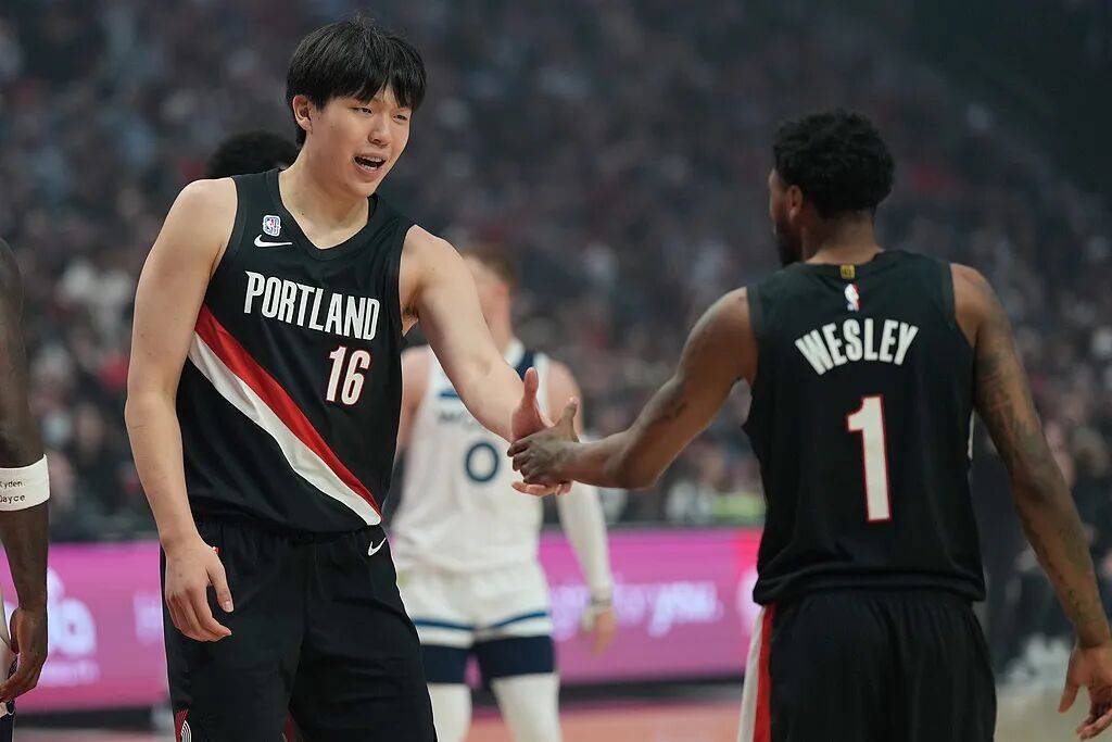 上场5分钟,得2分,1个篮板,杨瀚森体验NBA万事开头难