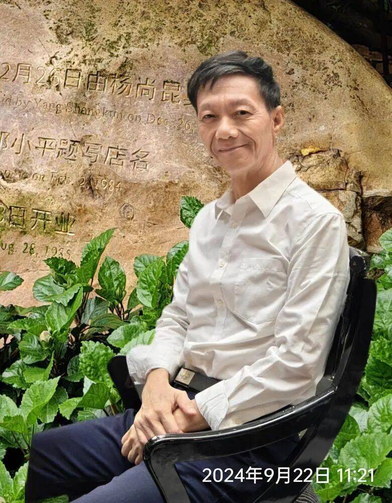 边卖猪肉边自学,三年翻译十多万字,被报道后“逆天改命”成大学教授,他寄语年轻人