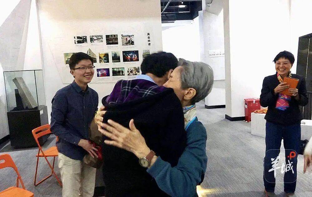 边卖猪肉边自学,三年翻译十多万字,被报道后“逆天改命”成大学教授,他寄语年轻人