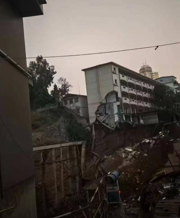 男生学校打篮球时感觉地在抖动，5小时后操场在30秒内轰然坍塌